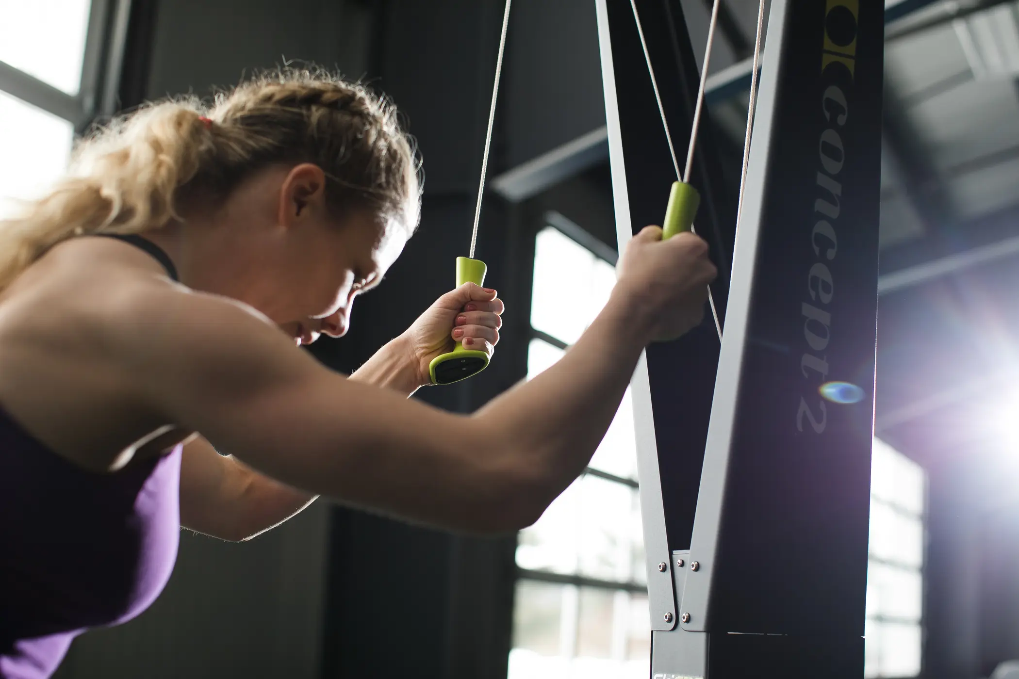 {"sl":"\u017denska izvaja vajo na napravi Concept2 v telovadnici","hr":"","en":""}