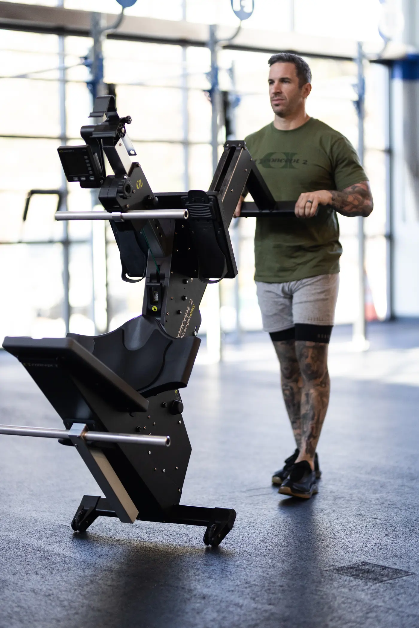 {"sl":"Mo\u0161ki v telovadnici uporablja fitnes napravo","hr":"","en":""}