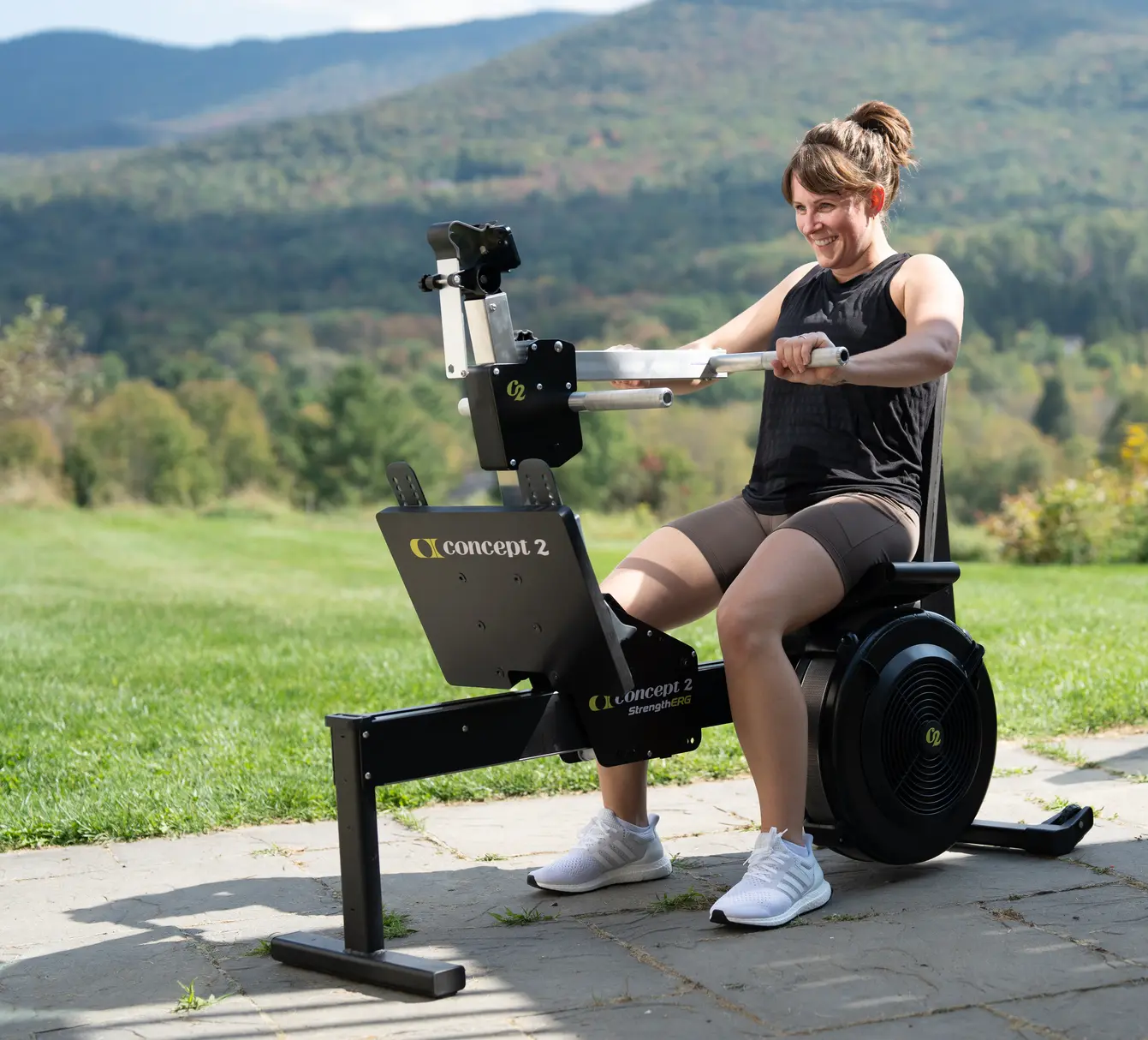 {"sl":"Oseba na napravi za veslanje na prostem z zeleno pokrajino v ozadju","hr":"","en":""}